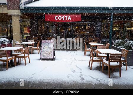 East Midlands designer outlet, UK. Il 29 gennaio, 2015. Regno Unito: meteo neve comincia a cadere al di fuori di un caffè Costa di credito di uscita: Craig Yates/Alamy Live News Foto Stock