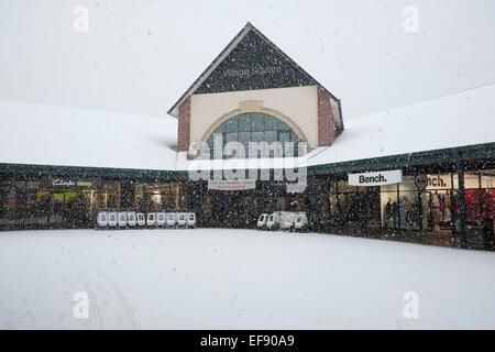 East Midlands designer outlet, UK. Il 29 gennaio, 2015. Regno Unito: meteo neve pesante scende mantenendo potenziali acquirenti in interni Credito: Craig Yates/Alamy Live News Foto Stock