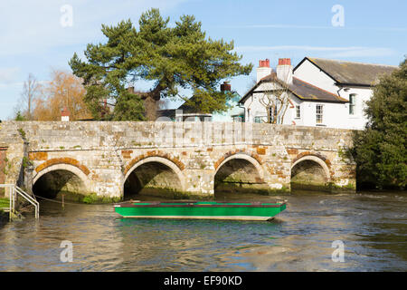 Ponte sul Fiume Avon Christchurch DORSET REGNO UNITO Inghilterra con barca verde vicino a Bournemouth e il nuovo Fores Foto Stock