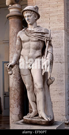 Hermes ( Hermes ingenui )kerykeion araldo del personale, kithara petasus round hat viaggiatori mantello ( Museo del Vaticano Roma Italia ) Foto Stock