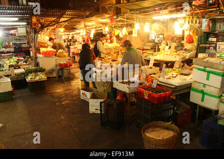 Hong Kong. 29 gen, 2015. Anno Nuovo Cinese: un mercato di Hong Kong in corsa per il nuovo anno lunare © Robert SC Kemp/Alamy Foto Stock