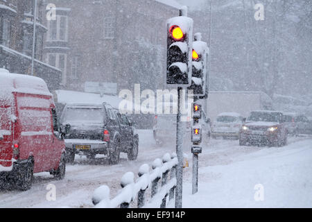 La caduta di neve invernale provoca traffico / problemi di pilotaggio in Buxton. Derbyshire Foto Stock