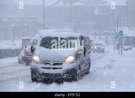 La caduta di neve invernale provoca traffico / problemi di pilotaggio in Buxton. Derbyshire Foto Stock