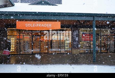 East Midlands designer outlet, UK. Il 29 gennaio, 2015. Regno Unito: meteo neve comincia a cadere al di fuori della suola trader di credito di uscita: Craig Yates/Alamy Live News Foto Stock