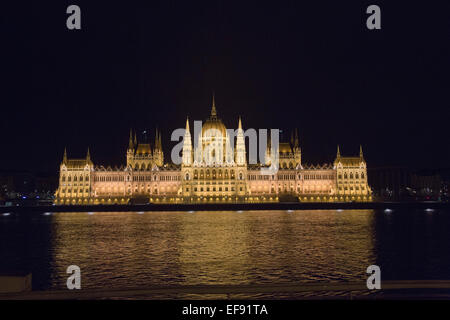 Parlamento ungherese edificio dal lato di Buda di Budapest di notte oltre il fiume Danubio. Foto Stock