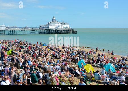 La folla sulla spiaggia a Eastbourne Airshow. East Sussex. Inghilterra Foto Stock