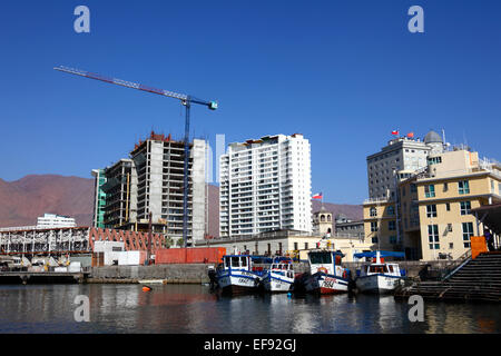 Pescherecci nel porto di torre in costruzione dietro, Iquique, Regione I, Cile Foto Stock