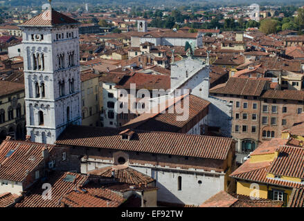 Vista dalla Torre dell'Orologio a Lucca, Toscana, Italia Foto Stock