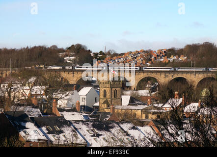 Durham City, Regno Unito. Il 29 gennaio 2015. Regno Unito: Meteo una soleggiata costa est le teste dei treni a sud di Durham viadotto con tetti di edifici in primo piano coperto di neve. Credito: Washington Imaging/Alamy Live News Foto Stock