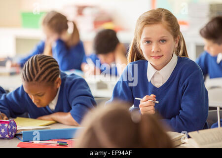 I bambini delle elementari in classe durante la lezione Foto Stock
