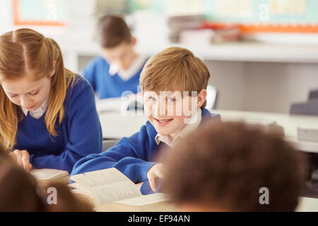 I bambini delle elementari in classe durante la lezione Foto Stock