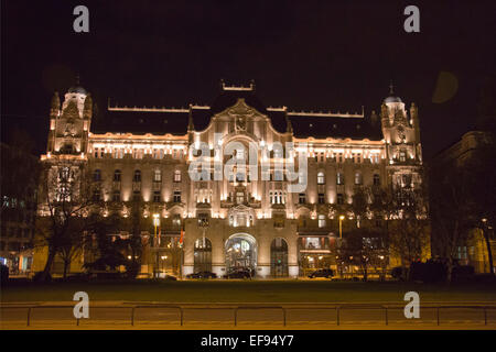 L'Hotel Four Seasons Gresham Palace (Gresham-palota) art nouveau neo classica architettura di notte a Budapest Ungheria. Foto Stock