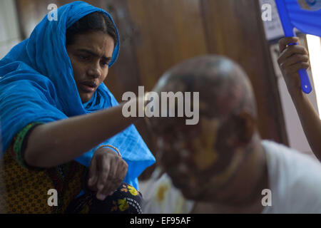 Dacca in Bangladesh. 29 gen, 2015. Incendio doloso vittima in lotta per la vita a Dhaka Medical College Hospital (DMCH).quaranta due altre vittime con diversi gradi di lesioni sono ora prendendo il trattamento a Dhaka Medical College Hospital (DMCH).Poiché il blocco inizia dal 4 gennaio 35 persone erano morte da politici e violance 19 di loro da arson. Credito: Zakir Hossain Chowdhury/ZUMA filo/Alamy Live News Foto Stock