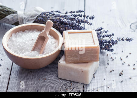 Sapone naturale, lavanda, sale su una tavola di legno, igiene articoli per il bagno e spa. Foto Stock