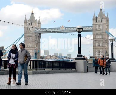 Londra, Regno Unito. Il 29 gennaio 2015. Meteo UK: Regno Unito: Meteo Temperature vicino al congelamento non hanno detered turisti di visitare Londra pietre miliari e visitatori provenienti da tutto il mondo a piedi passato e prendere selfies da Tower Bridge. Credito: Matthew Richardson/Alamy Live News Foto Stock