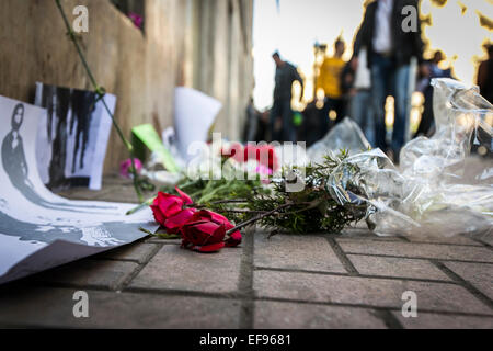 (150129) --Il Cairo, 29 gennaio, 2015 (Xinhua) -- Fiori rossi sono visti prevista nel luogo dove Al-Sabbagh got shot in Egitto la capitale del Cairo, 29 gennaio, 2015. Donna egiziana protester Shaimaa al-Sabbagh è stato ucciso un giorno prima del quarto anniversario di Gennaio 25 rivolta a Tahaa Tahab quadrato in Cairo.(Xinhua/cui Xinyu) Foto Stock