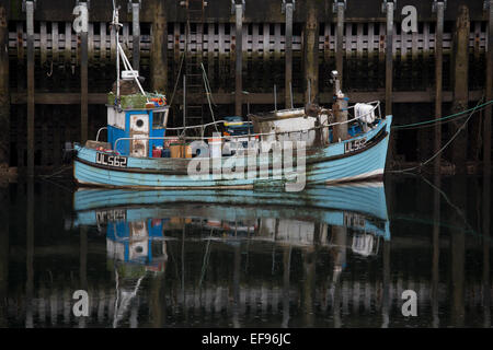 Barca da pesca in Ullapool Harbour in una giornata grigia Foto Stock