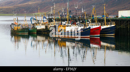 Ullapool Harbour in una giornata grigia Foto Stock