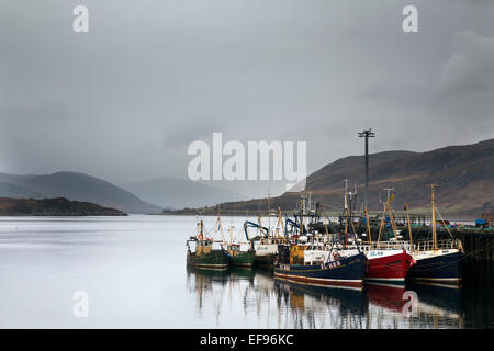 Ullapool Harbour in una giornata grigia Foto Stock