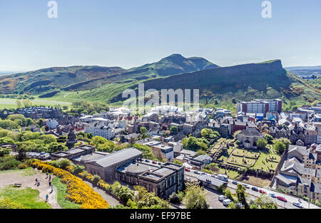 Vista in direzione di Arthur's sede a Edimburgo in Scozia con la ex Royal alto edificio scolastico in primo piano. Foto Stock