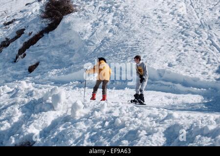 Israele. 29 gen, 2015. Visitatori ritornare lentamente al monte Hermon Ski Resort dopo una evacuazione totale a causa di Hezbollah rocket fire che colpisce la zona e un missile attacco contro un convoglio di IDF 28 gennaio 2015, in cui due IDF soldati sono stati uccisi e molti feriti. Israele mantiene un elevato livello di allerta pur consentendo ai residenti area per tornare alla routine. Credito: Nir Alon/Alamy Live News Foto Stock