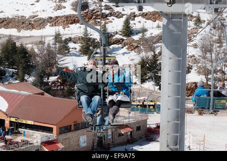 Israele. 29 gen, 2015. Visitatori ritornare lentamente al monte Hermon Ski Resort dopo una evacuazione totale a causa di Hezbollah rocket fire che colpisce la zona e un missile attacco contro un convoglio di IDF 28 gennaio 2015, in cui due IDF soldati sono stati uccisi e molti feriti. Israele mantiene un elevato livello di allerta pur consentendo ai residenti area per tornare alla routine. Credito: Nir Alon/Alamy Live News Foto Stock