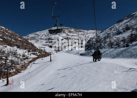 Israele. 29 gen, 2015. Visitatori ritornare lentamente al monte Hermon Ski Resort dopo una evacuazione totale a causa di Hezbollah rocket fire che colpisce la zona e un missile attacco contro un convoglio di IDF 28 gennaio 2015, in cui due IDF soldati sono stati uccisi e molti feriti. Israele mantiene un elevato livello di allerta pur consentendo ai residenti area per tornare alla routine. Credito: Nir Alon/Alamy Live News Foto Stock