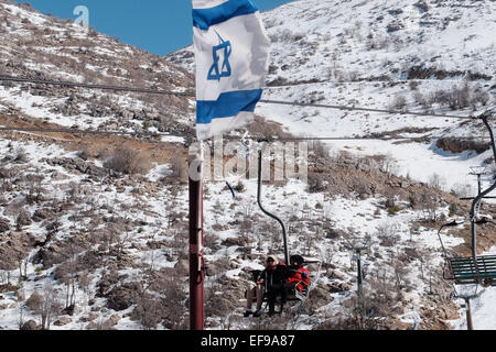 Israele. 29 gen, 2015. Visitatori ritornare lentamente al monte Hermon Ski Resort dopo una evacuazione totale a causa di Hezbollah rocket fire che colpisce la zona e un missile attacco contro un convoglio di IDF 28 gennaio 2015, in cui due IDF soldati sono stati uccisi e molti feriti. Israele mantiene un elevato livello di allerta pur consentendo ai residenti area per tornare alla routine. Credito: Nir Alon/Alamy Live News Foto Stock