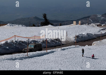 Israele. 29 gen, 2015. Visitatori ritornare lentamente al monte Hermon Ski Resort dopo una evacuazione totale a causa di Hezbollah rocket fire che colpisce la zona e un missile attacco contro un convoglio di IDF 28 gennaio 2015, in cui due IDF soldati sono stati uccisi e molti feriti. Israele mantiene un elevato livello di allerta pur consentendo ai residenti area per tornare alla routine. Credito: Nir Alon/Alamy Live News Foto Stock