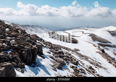 Israele. 29 gen, 2015. Visitatori ritornare lentamente al monte Hermon Ski Resort dopo una evacuazione totale a causa di Hezbollah rocket fire che colpisce la zona e un missile attacco contro un convoglio di IDF 28 gennaio 2015, in cui due IDF soldati sono stati uccisi e molti feriti. Israele mantiene un elevato livello di allerta pur consentendo ai residenti area per tornare alla routine. Credito: Nir Alon/Alamy Live News Foto Stock