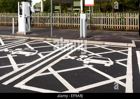 Tre auto elettrica punti di ricarica nella parte anteriore della stazione di riempimento, REGNO UNITO Foto Stock