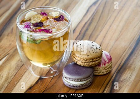 Fresh tazza di tè caldo servito con un vasto assortimento di prodotti freschi amaretti Foto Stock