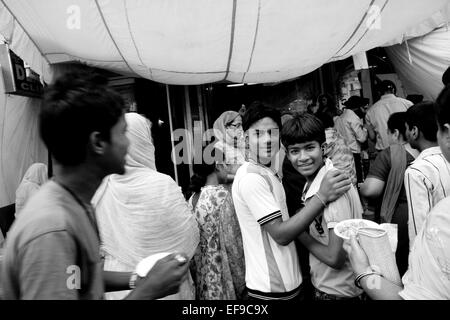 New Delhi, India - 19 Novembre 2011: la religione Sikh la gente celebra il Guru Nanak nascita con una street parade e la distribuzione di prodotti alimentari Foto Stock
