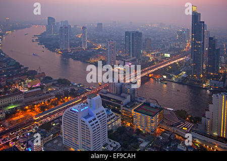 Lo skyline di Bangkok di notte e vista sul Fiume Chao Phraya, Thailandia Foto Stock