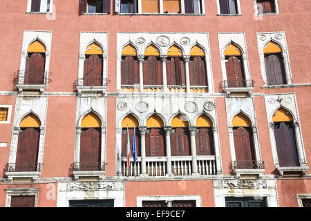 Una vista di un variopinto edificio residenziale a Venezia, Italia. Foto Stock