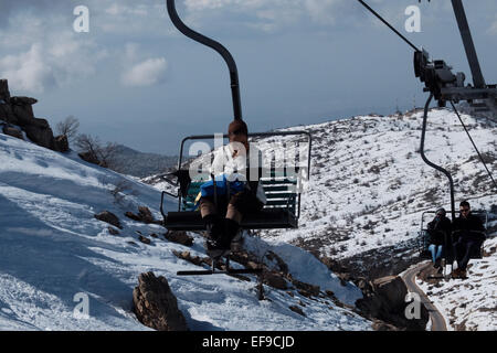 Israele. 29 gen, 2015. Visitatori ritornare lentamente al monte Hermon Ski Resort dopo una evacuazione totale a causa di Hezbollah rocket fire che colpisce la zona e un missile attacco contro un convoglio di IDF 28 gennaio 2015, in cui due IDF soldati sono stati uccisi e molti feriti. Israele mantiene un elevato livello di allerta pur consentendo ai residenti area per tornare alla routine. Credito: Nir Alon/Alamy Live News Foto Stock