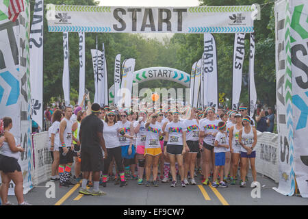 Emozionato Colour Run partecipanti attendere con impazienza alla linea di partenza per la gara per iniziare in Asheville NC Foto Stock