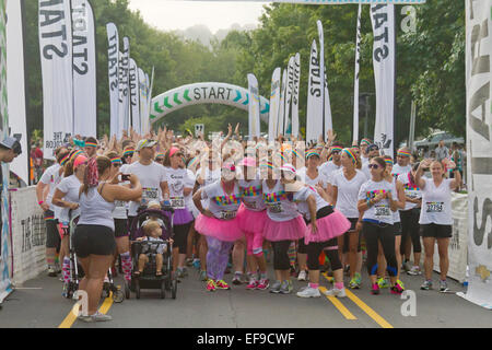 Emozionato Colour Run partecipanti attendere con impazienza alla linea di partenza per la gara per iniziare in Asheville NC Foto Stock