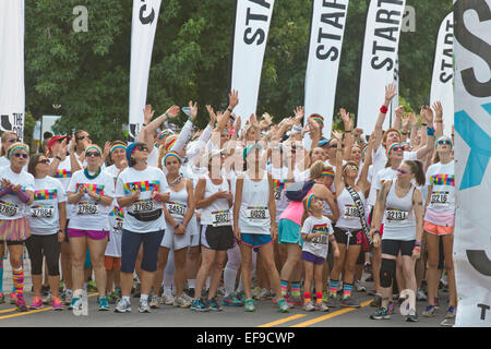 Emozionato Colour Run partecipanti attendere con impazienza alla linea di partenza per la gara per iniziare in Asheville NC Foto Stock