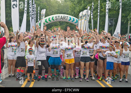 Emozionato Colour Run partecipanti attendere con impazienza alla linea di partenza per la gara per iniziare in Asheville NC Foto Stock