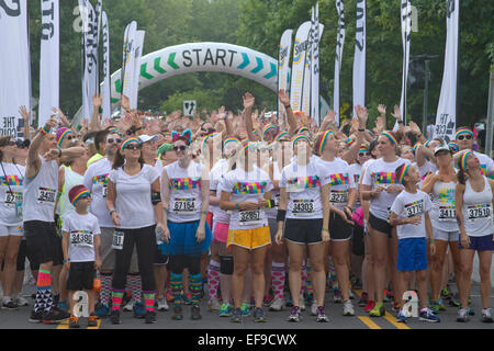 Emozionato Colour Run partecipanti attendere con impazienza alla linea di partenza per la gara per iniziare in Asheville NC Foto Stock