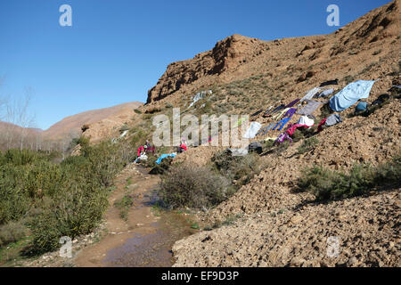 Le donne a lavare i panni, Dades Valley, Marocco Foto Stock