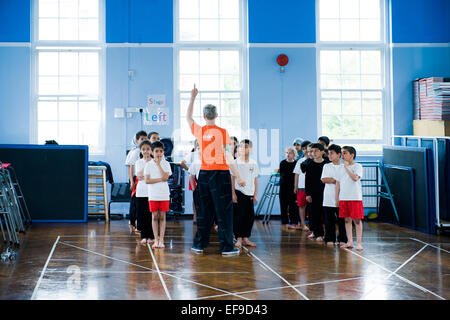 Corso di danza a Londra scuola primaria eseguire da ex ballerina Foto Stock