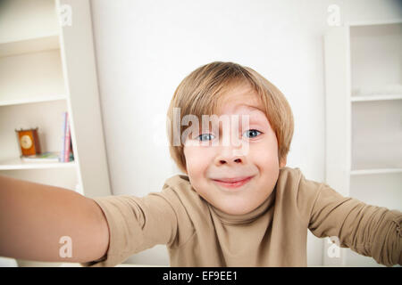 Bel ragazzo sorridente davanti Foto Stock