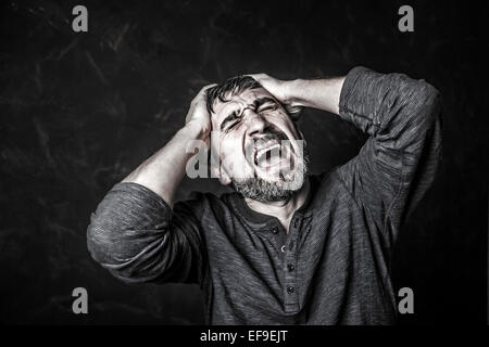 Ritratto di un uomo che urla dalle esperienze Foto Stock