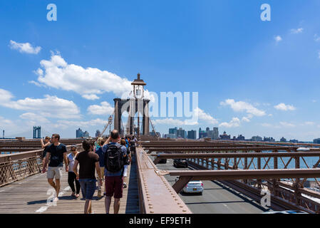 Pedoni sul ponte di Brooklyn Pedonale guardando in direzione di Brooklyn, New York City, NY, STATI UNITI D'AMERICA Foto Stock