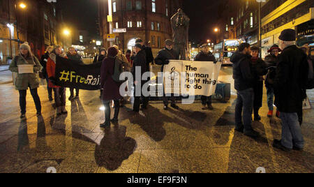 Nottingham, Regno Unito. 29 gen, 2015. Nottingham protesta a sostegno di imprigionato in Arabia blogger, Raif Badawi - Nottingham, Brian Clough statua 18.00 condannato a dieci anni e 1000 frustate per la creazione di un sito web di criticare il regime saudita, Waleed Abu-Khair, il suo avvocato condannato a quindici anni di reclusione. Credito: Pete Jenkins/Alamy Live News Foto Stock