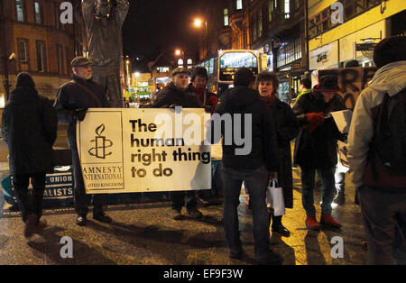 Nottingham, Regno Unito. 29 gen, 2015. Nottingham protesta a sostegno di imprigionato in Arabia blogger, Raif Badawi - Nottingham, Brian Clough statua 18.00 condannato a dieci anni e 1000 frustate per la creazione di un sito web di criticare il regime saudita, Waleed Abu-Khair, il suo avvocato condannato a quindici anni di reclusione. Credito: Pete Jenkins/Alamy Live News Foto Stock