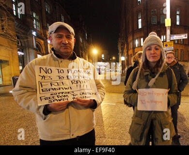 Nottingham, Regno Unito. 29 gen, 2015. Nottingham protesta a sostegno di imprigionato in Arabia blogger, Raif Badawi - Nottingham, Brian Clough statua 18.00 condannato a dieci anni e 1000 frustate per la creazione di un sito web di criticare il regime saudita, Waleed Abu-Khair, il suo avvocato condannato a quindici anni di reclusione. Credito: Pete Jenkins/Alamy Live News Foto Stock