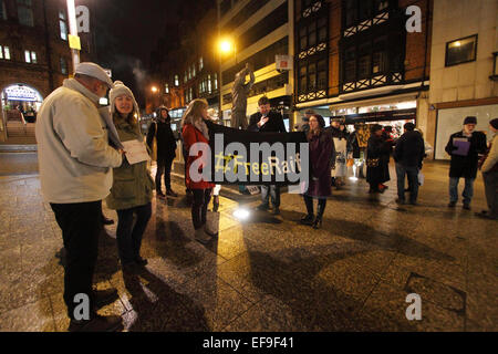 Nottingham, Regno Unito. 29 gen, 2015. Nottingham protesta a sostegno di imprigionato in Arabia blogger, Raif Badawi - Nottingham, Brian Clough statua 18.00 condannato a dieci anni e 1000 frustate per la creazione di un sito web di criticare il regime saudita, Waleed Abu-Khair, il suo avvocato condannato a quindici anni di reclusione. Credito: Pete Jenkins/Alamy Live News Foto Stock